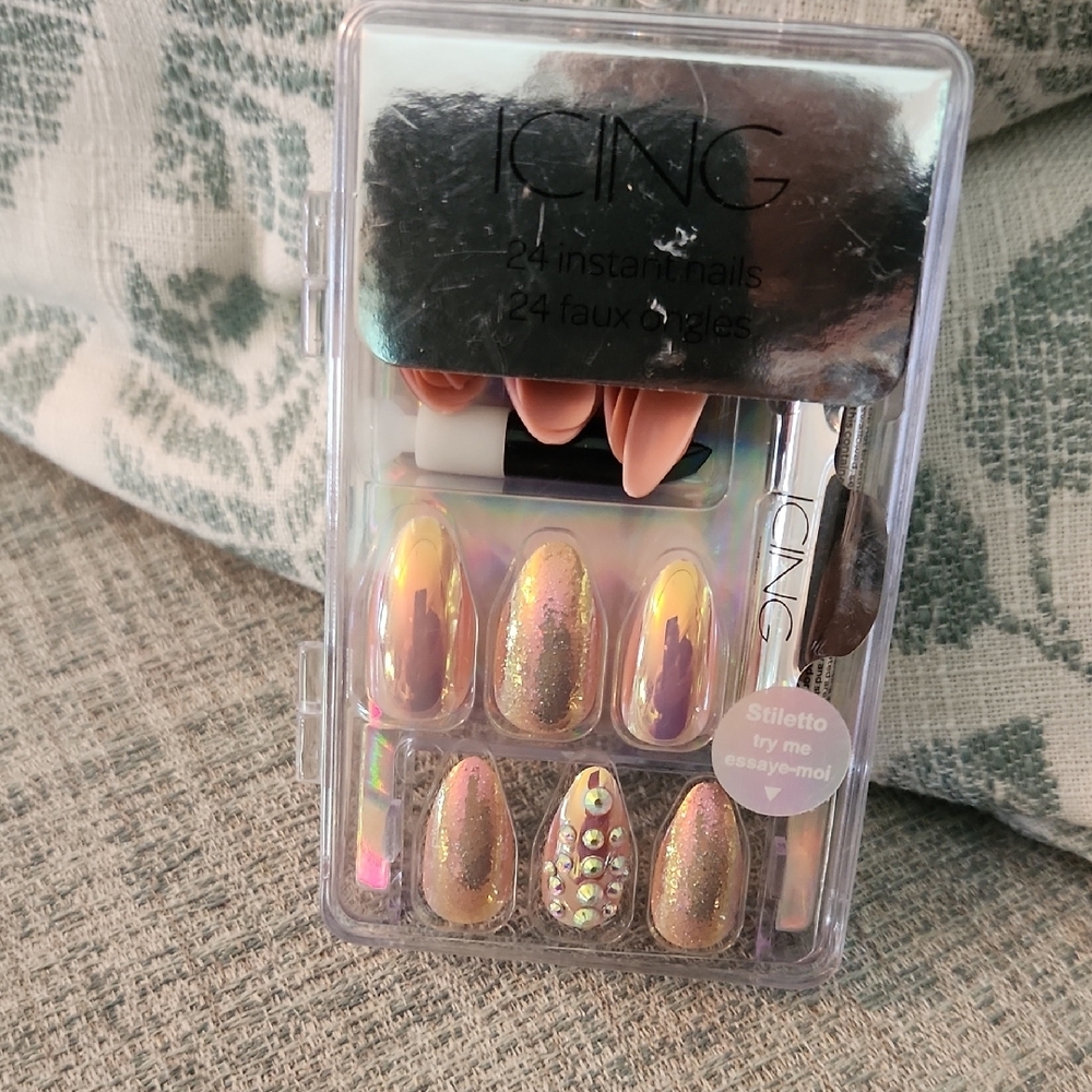 Icing Stiletto Faux Nails - Gold